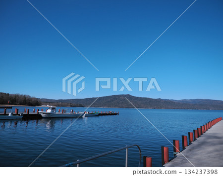 阿坎湖和晴朗的天空 134237398