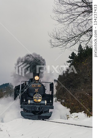 SL Banetsu Monogatari蒸氣機車在新潟縣阿賀町的雪地裡疾馳。 134237433