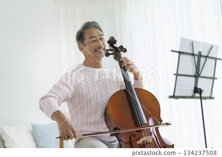 微笑的老人拉大提琴 134237508