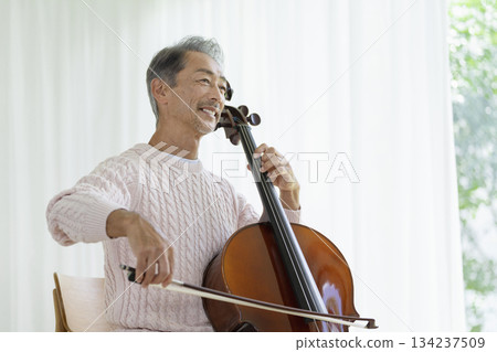 拉大提琴的老人 134237509