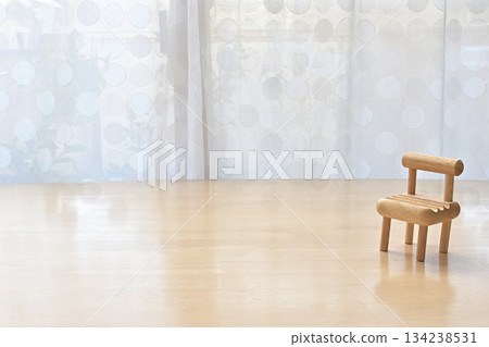 廣告素材:一張極簡風格的椅子,象徵自我分析、訪談和內省。 廣告素材:一張極簡風格的椅子,象徵自我分析、訪談和內省。 134238531