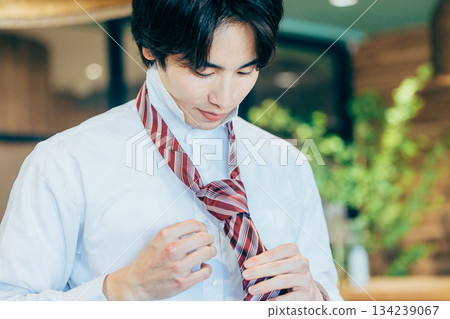 男性綁一條領帶 134239067