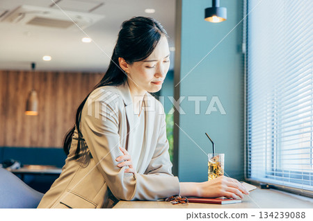 在接空間工作的女人 134239088