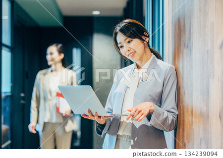 Office business woman 134239094