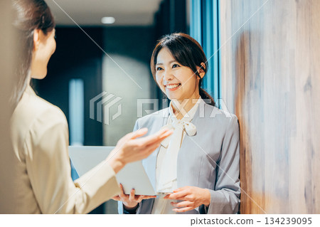 正在辦公室開會的女商務人士 134239095