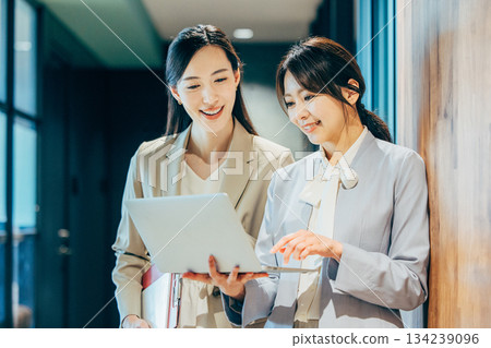 正在辦公室開會的女商務人士 134239096