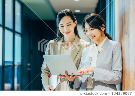 正在辦公室開會的女商務人士 134239097