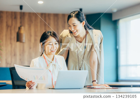 正在辦公室開會的女商務人士 134239105