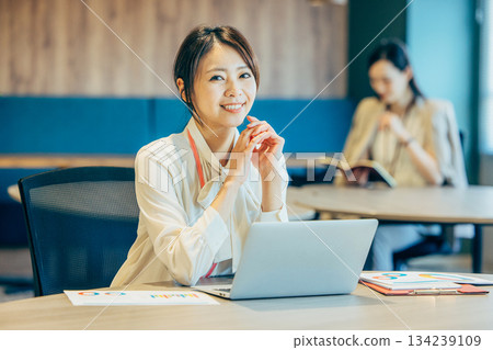 在辦公室使用個人計算機的女商人 134239109