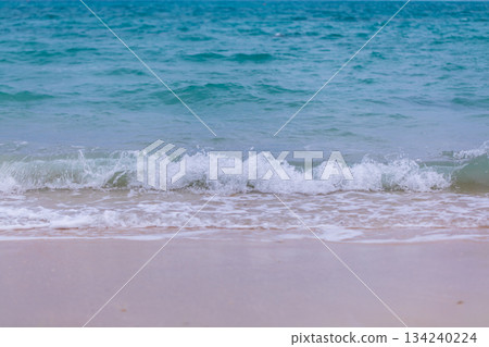沙灘與薄荷綠海水形成寧靜對比的特寫 134240224