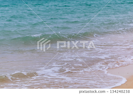 沙灘與薄荷綠海水形成寧靜對比的特寫 134240238