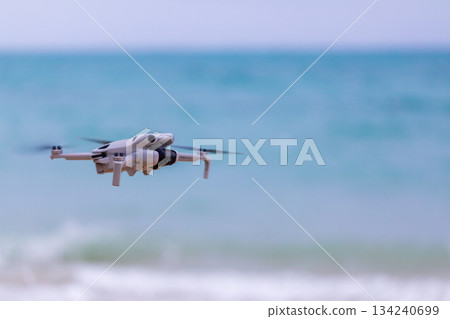 小型無人機在沖繩海灘上空準備起飛進行航拍任務 134240699
