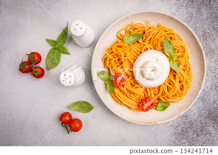 Pasta spaghetti with burrata and tomatoes Pasta spaghetti with burrata and tomatoes 134241714