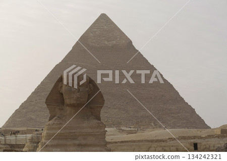 Great Sphinx of Giza and pyramid of Khafre, Egypt Great Sphinx of Giza and pyramid of Khafre, Egypt 134242321