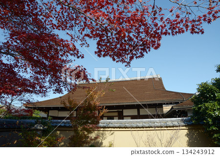 Autumn at Daitokuji Temple, with Zuihoin Temple seen from the grounds of Daijiin Temple, Murasakino, Kita Ward, Kyoto City Autumn at Daitokuji Temple, with Zuihoin Temple seen from the grounds of Daijiin Temple, Murasakino, Kita Ward, Kyoto City 134243912