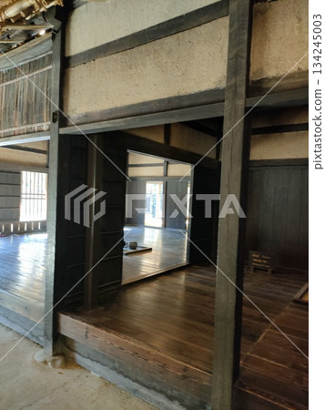 城裡一座古老的民宅博物館，擁有傳統的合掌式木地板。 134245003
