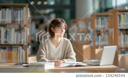 成年女性在圖書館學習 134246544