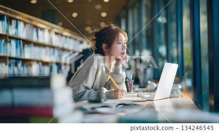 成年女性在圖書館學習 134246545