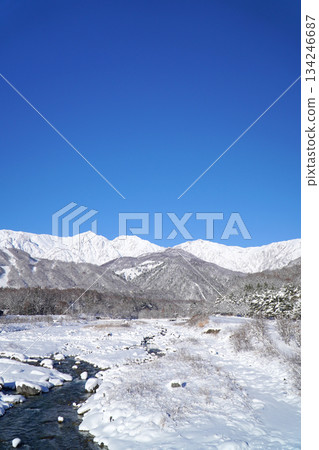 從白馬橋上眺望白馬村和北阿爾卑斯山脈，皚皚白雪覆蓋著白馬村。 134246687