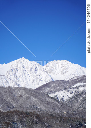 從白馬橋上眺望白馬村和北阿爾卑斯山脈，皚皚白雪覆蓋著白馬村。 134246706