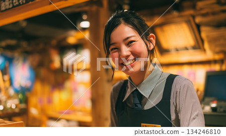 一位在居酒屋兼職的女大學生正愉快地接單。 134246810