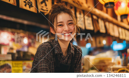 在居酒屋工作的女大學生員工,可用於兼職招聘 在居酒屋工作的女大學生員工,可用於兼職招聘 134246811