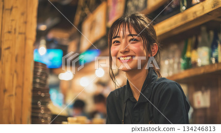 一位微笑的大學生在居酒屋兼職，畫面溫馨快樂。 134246813