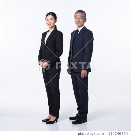 一張背景為白的、頗具格調的商務照片，照片中是一位日本高級經理和一位年輕女員工。 134246824