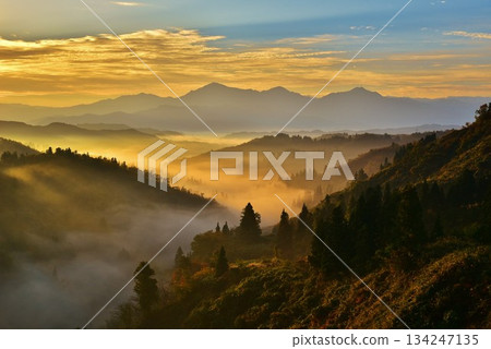 黎明時分,從新潟縣長岡市越後河口木澤峠眺望越後三山,雲海翻騰,晨曦初露。 黎明時分,從新潟縣長岡市越後河口木澤峠眺望越後三山,雲海翻騰,晨曦初露。 134247135