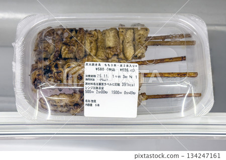 炭烤雞肉、日式烤雞串、雞腿和雞皮 134247161