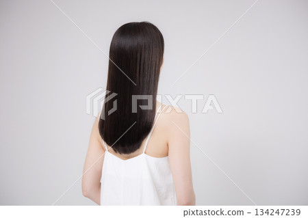 美人肖像，美麗的護髮圖片，柔順的長髮上彷彿籠罩著天使光環，美麗的秀髮和背影。 134247239