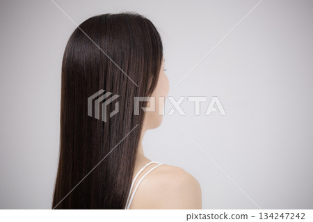 美人肖像,美麗的護髮圖片,柔順的長髮上彷彿籠罩著天使光環,美麗的秀髮和背影。 美人肖像,美麗的護髮圖片,柔順的長髮上彷彿籠罩著天使光環,美麗的秀髮和背影。 134247242
