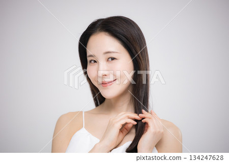 美人肖像，一位擁有美麗秀髮的女子側臉照料著她飄逸的長直發，目光看向鏡頭。 134247628