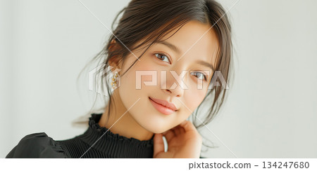 一張優雅的女子微笑照片，氛圍寧靜祥和。 134247680
