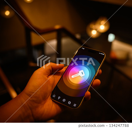 用智慧型手機操作鑰匙的手 134247788