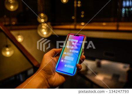 晚上在咖啡館用智慧型手機聊天 134247793