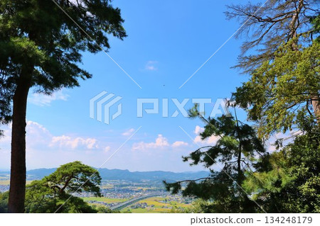 唐沙耶山秋日晴空萬裡,令人心曠神怡。 唐沙耶山秋日晴空萬裡,令人心曠神怡。 134248179