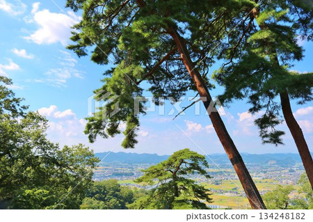 A refreshing blue sky on an autumn day at Karasawayama 134248182