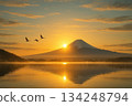 日出時的富士山及其倒映在湖面上的輪廓 134248794