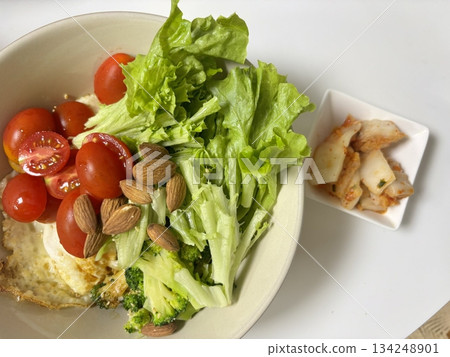Fresh vegetable salad with a vibrant mix of greens, cherry tomatoes, cucumbers, and bell peppers. Crisp, colorful, and packed with vitamins, this salad makes a healthy, delicious meal or side. 134248901