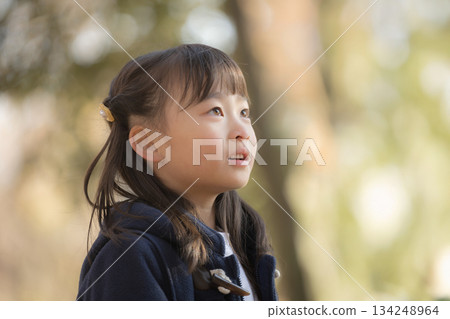 秋日裡,一個女孩仰望著天空。 秋日裡,一個女孩仰望著天空。 134248964