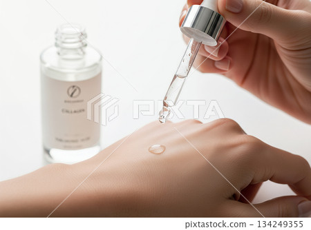 hands with tweezers 134249355