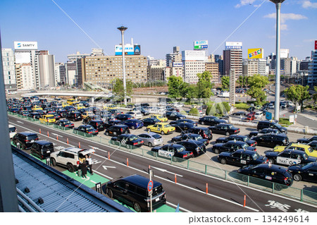 大阪府大阪市淀川區新大阪站/西中島站，計程車和接駁巴士正在等候乘客。 134249614