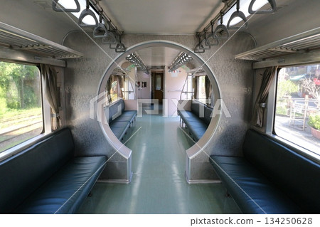 在台灣一列的當地火車上 在台灣一列的當地火車上 134250628