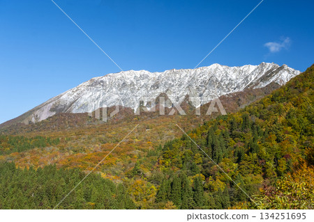 Autumn scenery of Oku-Daisen near Kagikake Pass Autumn scenery of Oku-Daisen near Kagikake Pass 134251695
