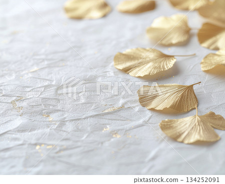 極簡主義背景,金箔漂浮在淺色日本紙上——一種奢華的日式設計,一年四季皆可使用。 極簡主義背景,金箔漂浮在淺色日本紙上——一種奢華的日式設計,一年四季皆可使用。 134252091