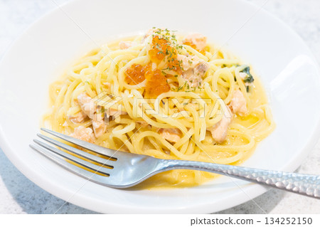 美味的鮭魚奶油意麵，上面撒上鮭魚籽 134252150