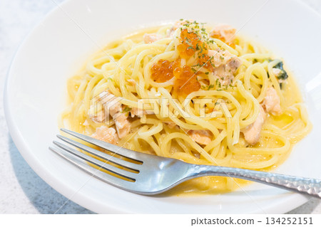 美味的鮭魚奶油意麵，上面撒上鮭魚籽 134252151