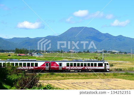 「雛火號」是一列在東北本線上運行的觀光列車。 134252351