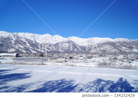 白雪皚皚的白馬村和北阿爾卑斯山 134252429